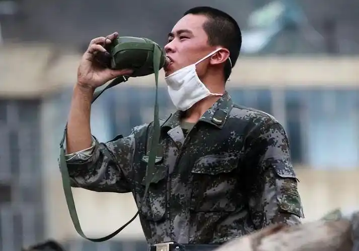 回顾小装备见证国力崛起我国军用水壶70多年里经过了哪些变迁