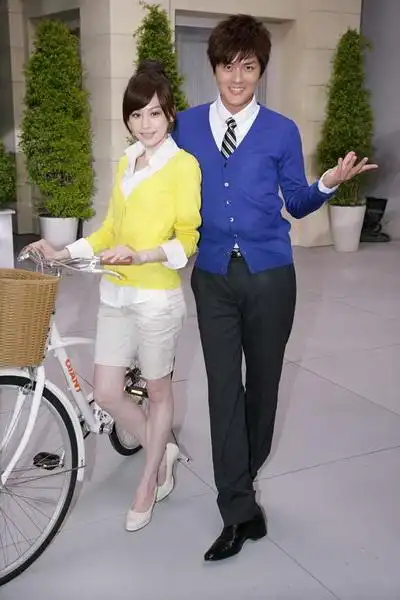 组图:吴克群王心凌凭借超高人气为便利店代言