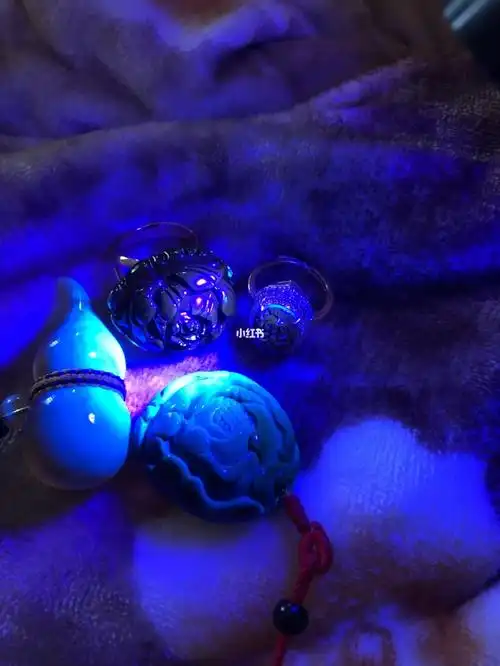 自然光下看是不是都没毛病,一打紫光灯就可以看到有的有荧光(真的),有