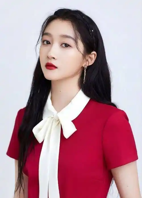 纵观关晓彤这几年主演的女主作品,评分最高的是和老戏骨马少骅主演的