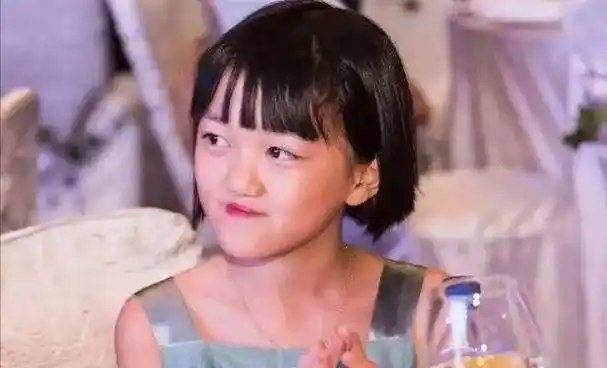 嘴唇疤痕全消失,身穿吊带气场强大,特像王菲_李亚鹏_女儿_照片