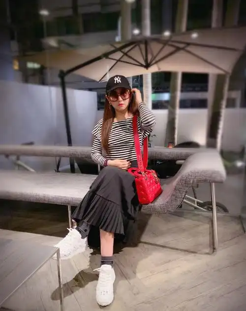 针织衫配牛仔裤:简单,舒适任家萱这次穿了一件灰色的针织衫搭配上下