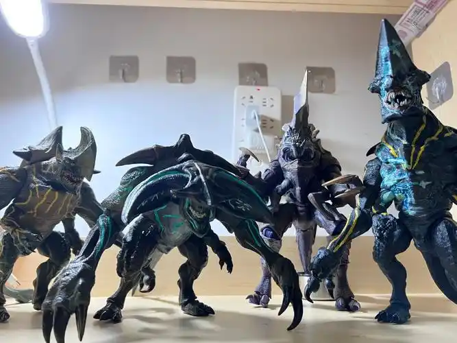 neca环太平洋怪兽收藏中