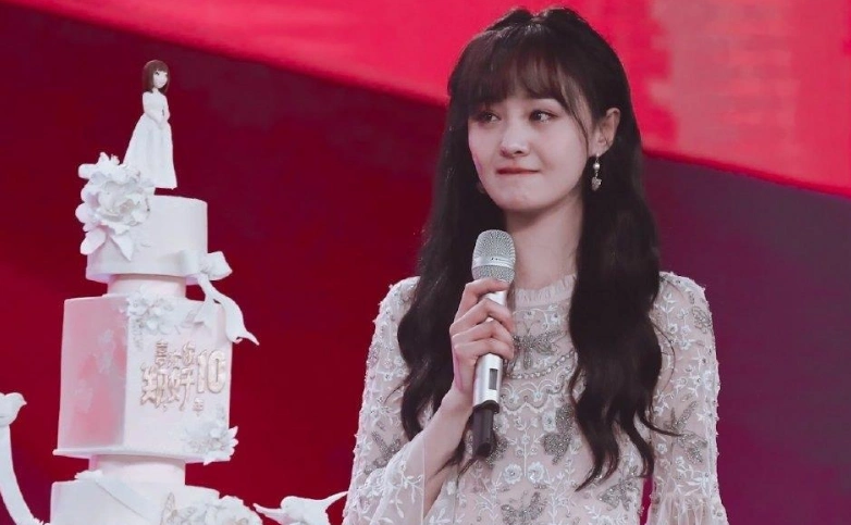 郑爽30岁生日显冷清没有安排热搜没有见面会粉丝低调送祝福