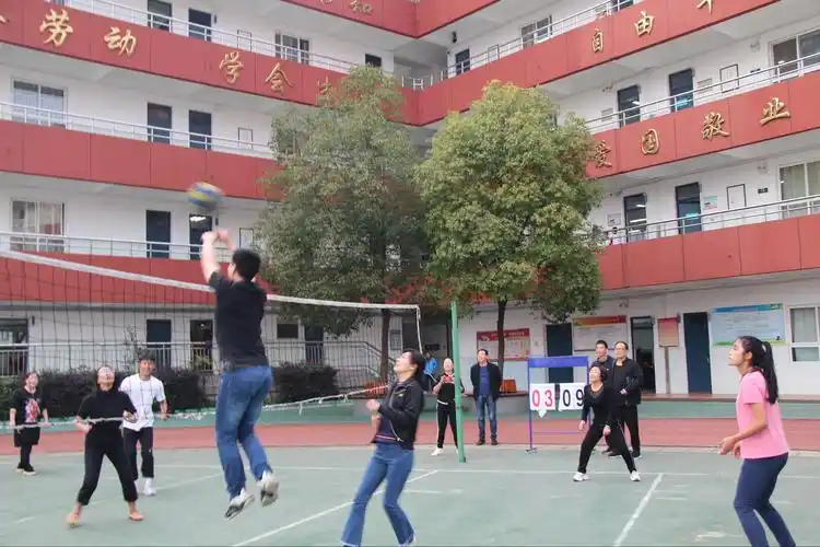 三尺讲台育桃李,排球赛场逞英豪———十堰市东风第五中学首届教职工