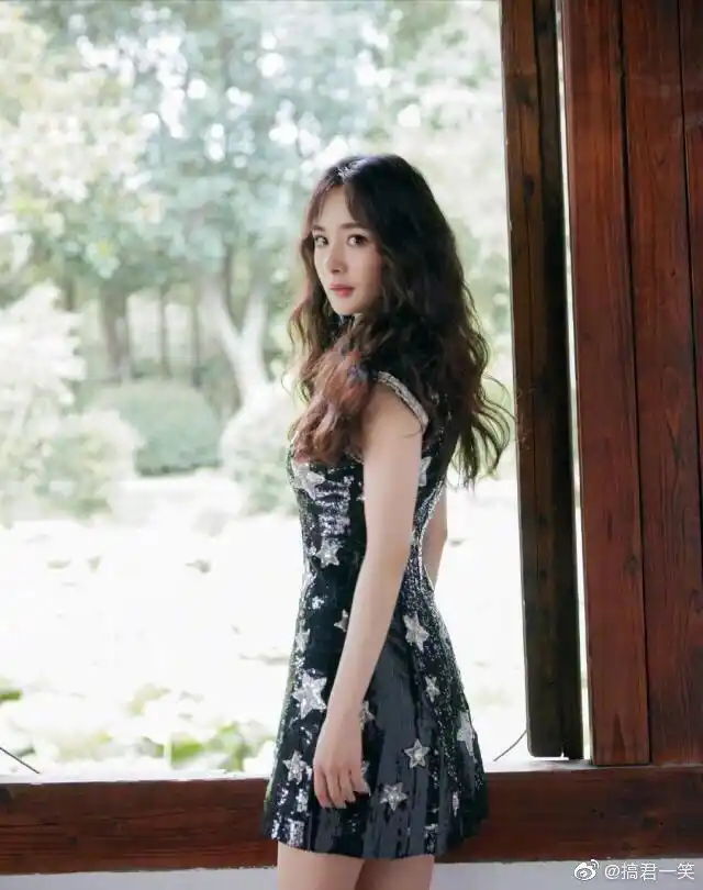 杨幂早年可乐广告片被扒出!造型亮点了.