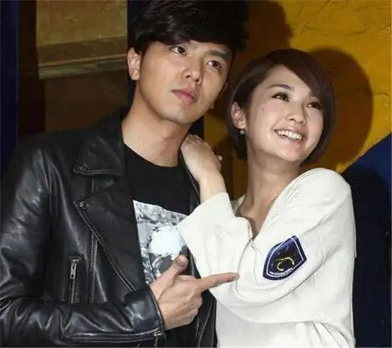 初恋男友黄鸿升突然去世,杨丞琳暴哭,推掉所有工作悼念老友 - 首映网