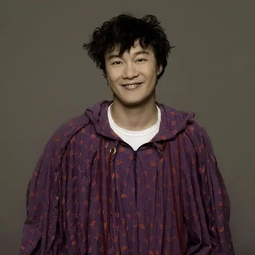 陈奕迅一家在日本被偶遇三人满面笑容打招呼14岁女儿长腿抢镜