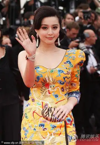 范冰冰身着龙袍礼服 闪耀戛纳开幕式红毯