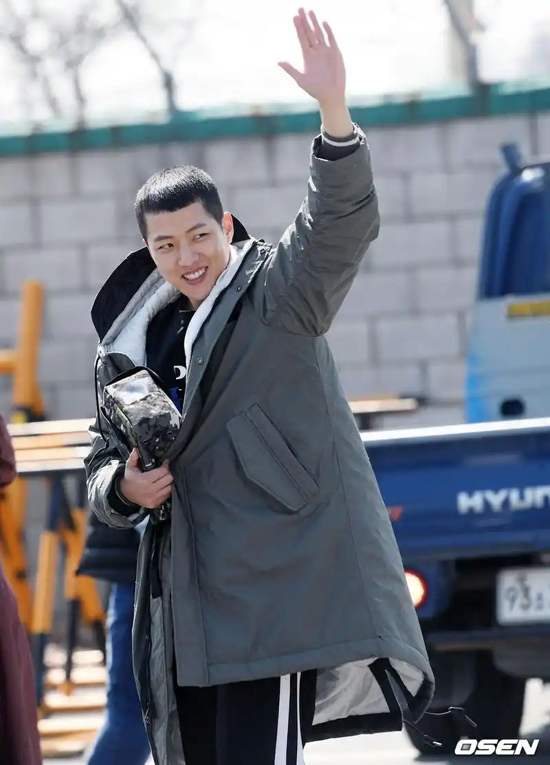 组图:infinite李成烈入伍服兵役 组合成员为他送行