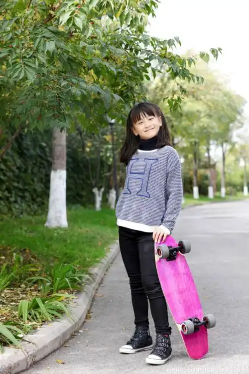 田亮晒女儿滑板照 自夸梳头水平