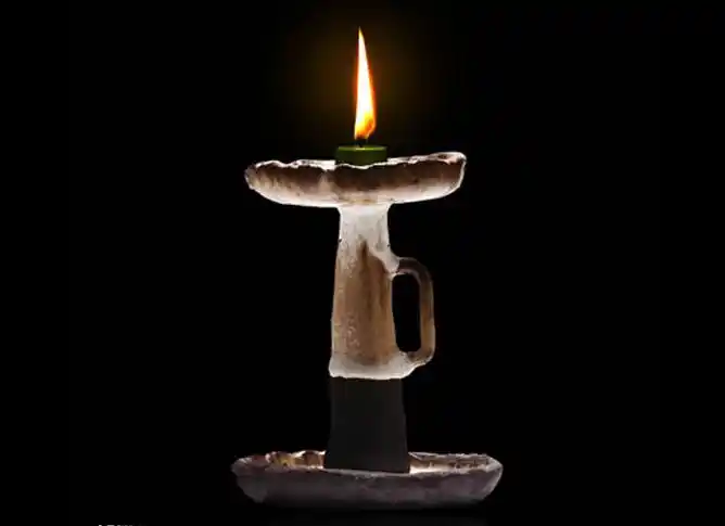 返璞归真有时候也是一个创意,明明以前觉得很常见很普通的油灯,现在看