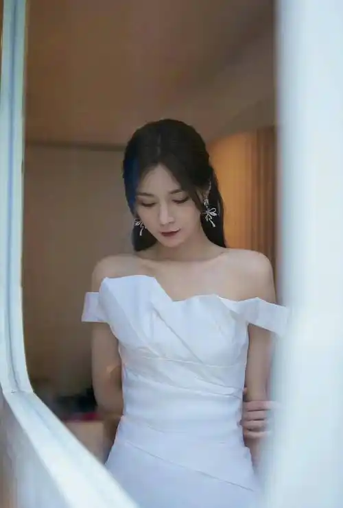 沈梦辰主持湖南卫视跨年夜,身穿白色一字肩连衣裙,精致优雅!