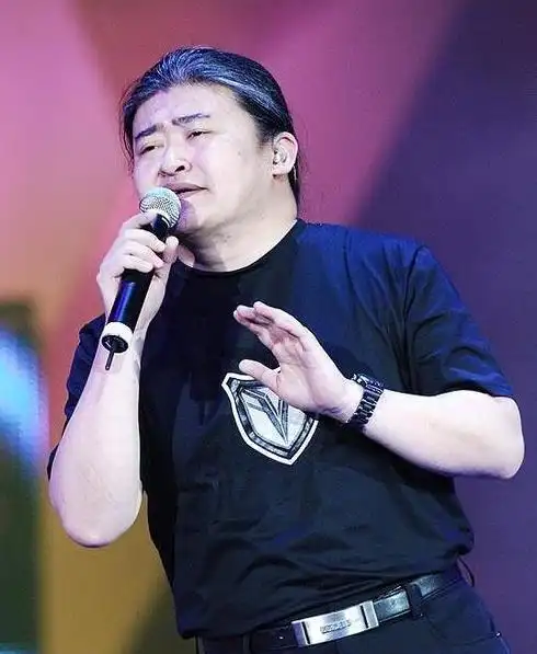 原创58岁刘欢满头白发现身春晚彩排现场走路颤颤巍巍需要人搀扶