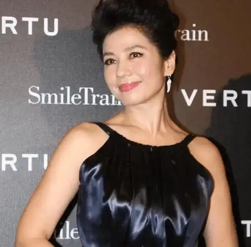 然而,2007年朱家鼎因病去世,钟楚红失去了丈夫的陪伴.