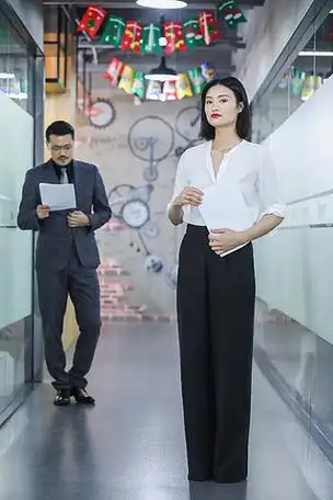 职业女性为主视觉怀抱文件面对镜头全身照