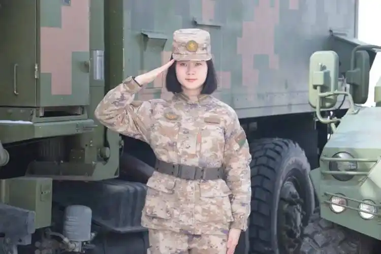 今天,让我们把目光聚焦军营女兵