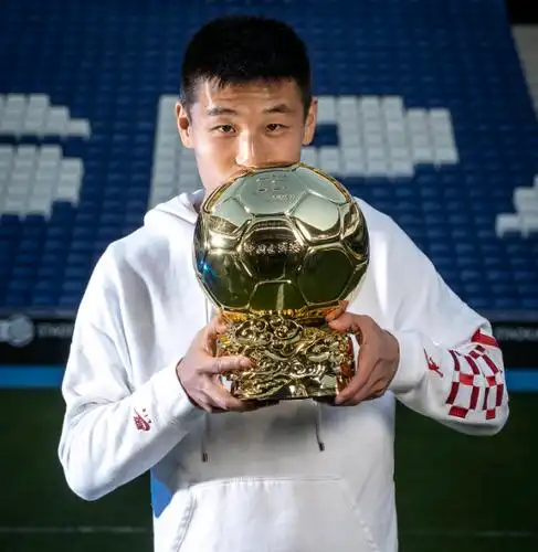 头牌待遇!西班牙人官方秀出四种语言 祝贺武磊获中国金球奖