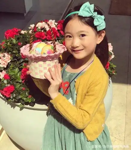 同岁的甜馨越长越漂亮了