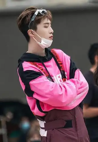 原创范丞丞自信过头了穿芭比粉卫衣还配枣红色背带裤颜值高也辣眼