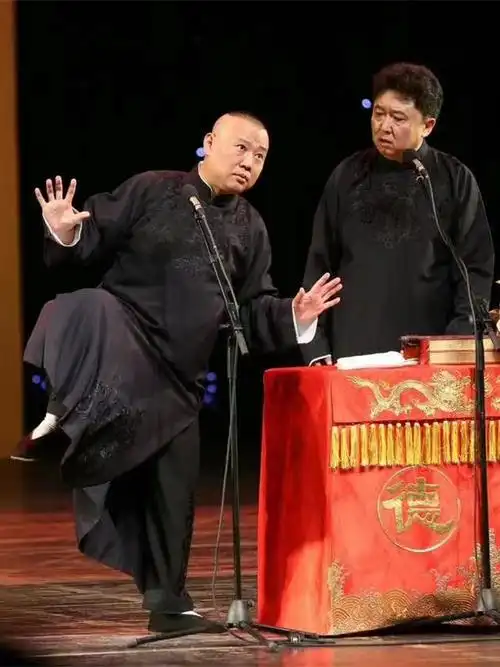 德云社郭德纲演出结束,搭档于谦登台送花,这老两口的感情是真好