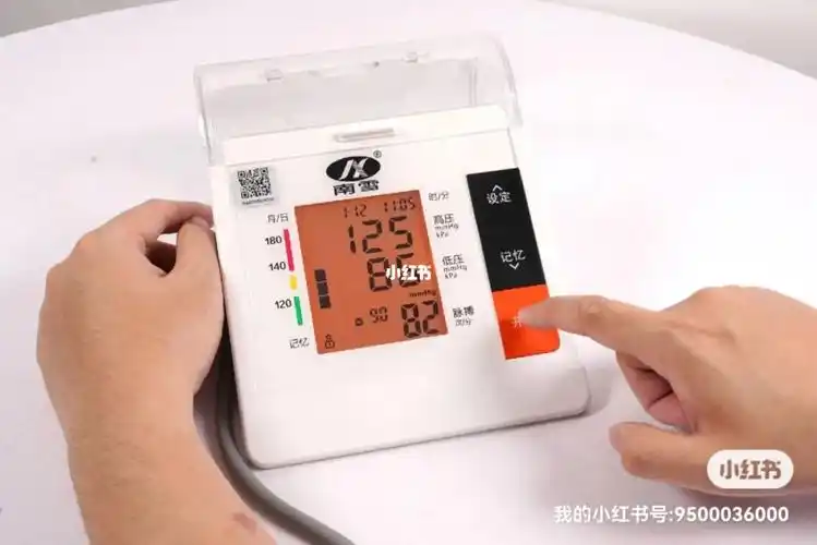 家里老人岁数很大,给她买了个南雪血压计,时刻可以检测血压,心率,屏幕