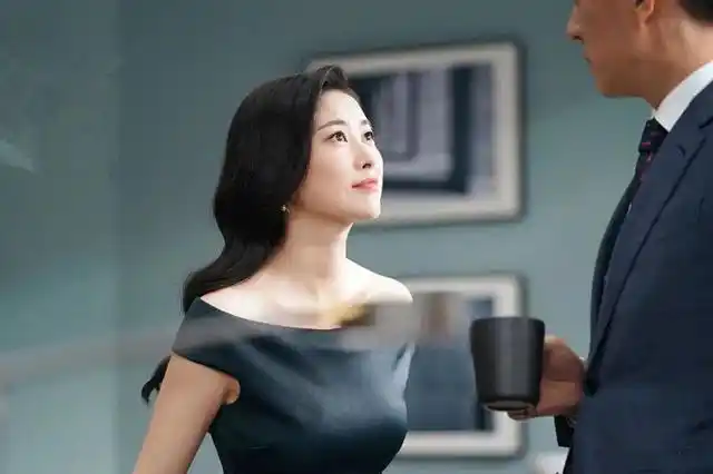 《精英律师》中"栗娜"绝对是亮点,身材和衣品引领全剧!