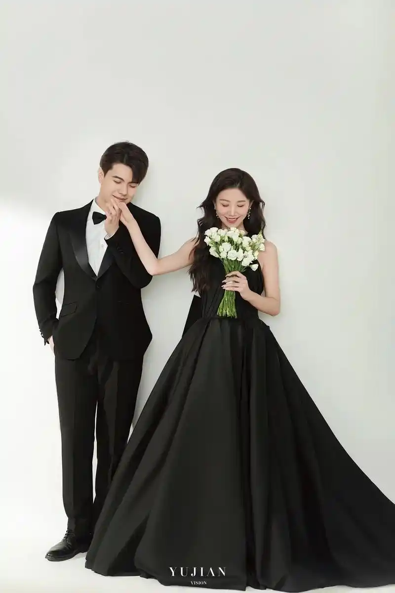 极简年轻 解锁00后情侣黑色婚纱照