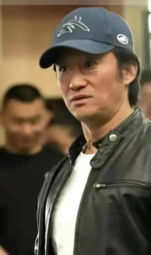 吴京近照变化大长发长了好多身穿黑色皮衣身材依旧十分的壮硕