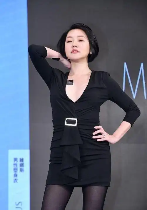 小s气质很独特身材也特别好穿黑裙的样子很迷人