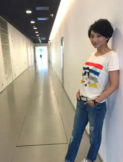 梁毅苗图片 央视主持人梁毅苗图片