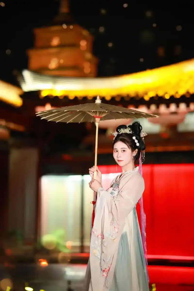 总要穿一次汉服吧.总要穿一次汉服吧 拍一组照片,做一场古时的 - 抖音