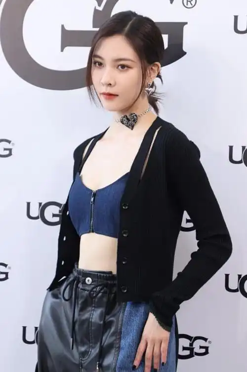 宋妍霏不愧是女团出身,穿露腰装配工装裤,气场不输超模!