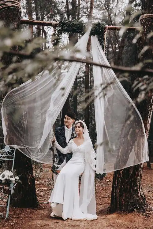 张珈瑞的婚纱摄影作品《森林婚礼》