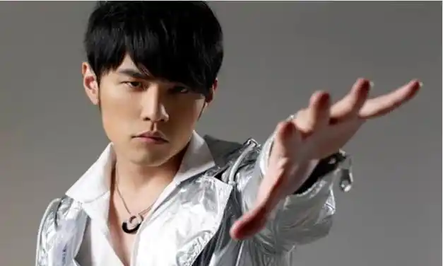 周杰伦演唱会却哭了