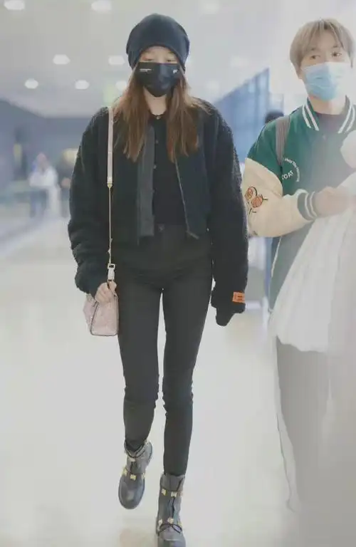 关晓彤黑色短款摇粒绒飞行夹克配瘦腿牛仔裤又美又飒