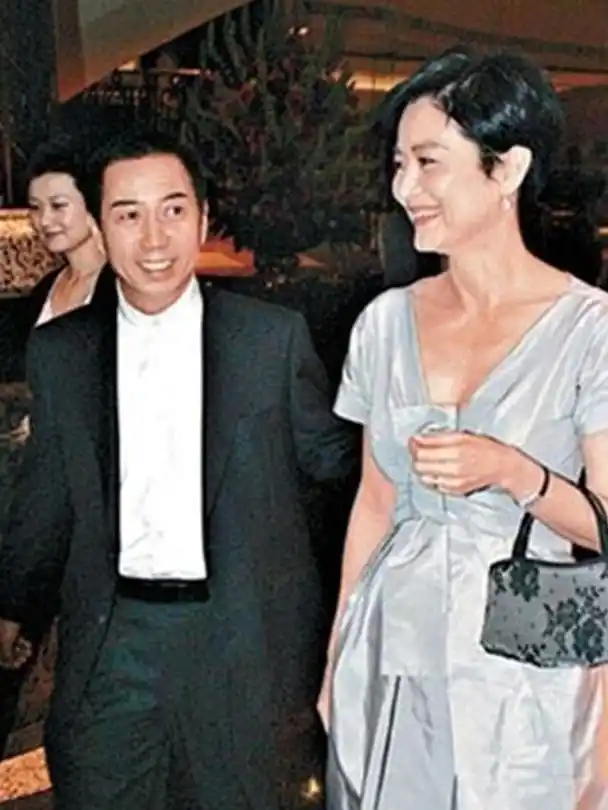 林青霞与老公2018年7月13日,林青霞带着17岁的小女儿邢言爱逛街