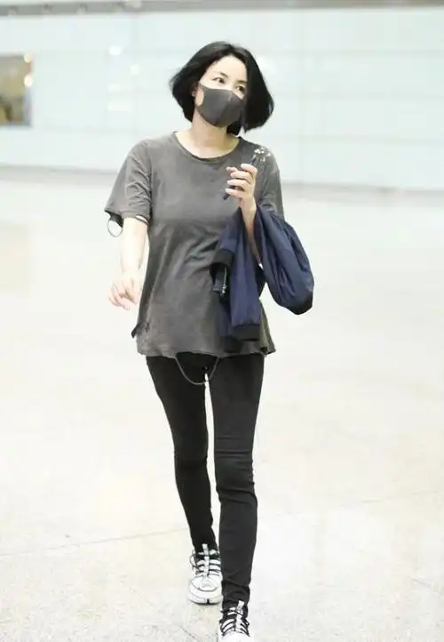 王菲真没有明星架子t恤配工装裤看出身材有多瘦穿衣挺随性