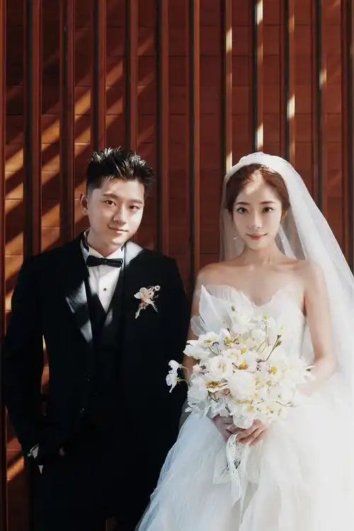 王以太晒甜蜜结婚照官宣结婚喜讯女友颜值超高可以出道了