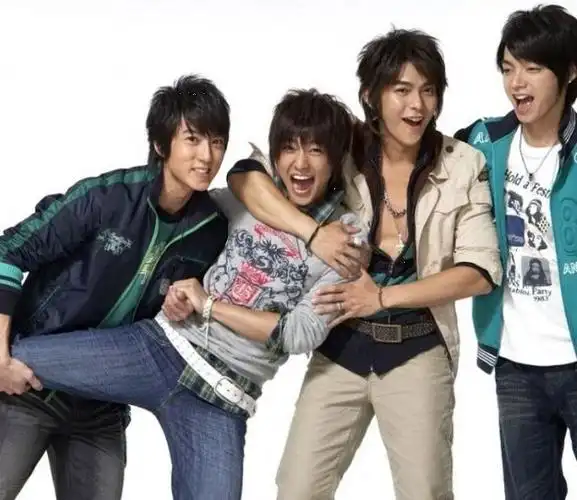 随着《终极一班》的爆红,他们的飞轮海组合出道后毫无压力,简直就是