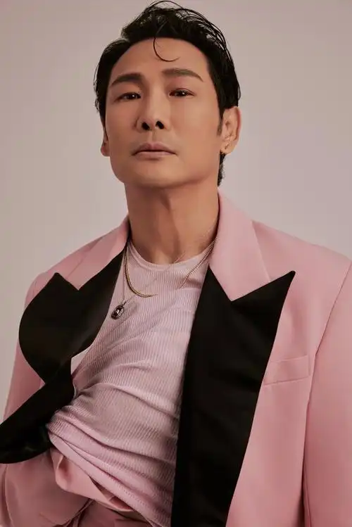 杜德伟粉色西装大片释出