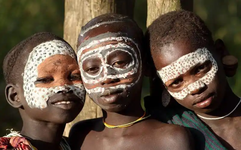 一些土著部落的武士也在自己的脸上图上彩绘