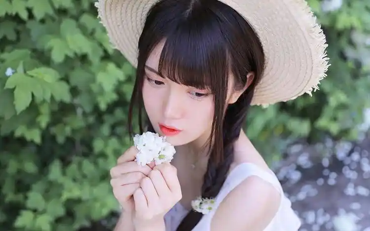 女人渴望和你发展亲密的关系,最明显的表现,就是看你的眼神特别深情.