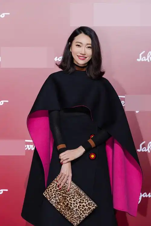 李斯羽亮相时尚晚宴优雅吸睛 全英文交流无压力