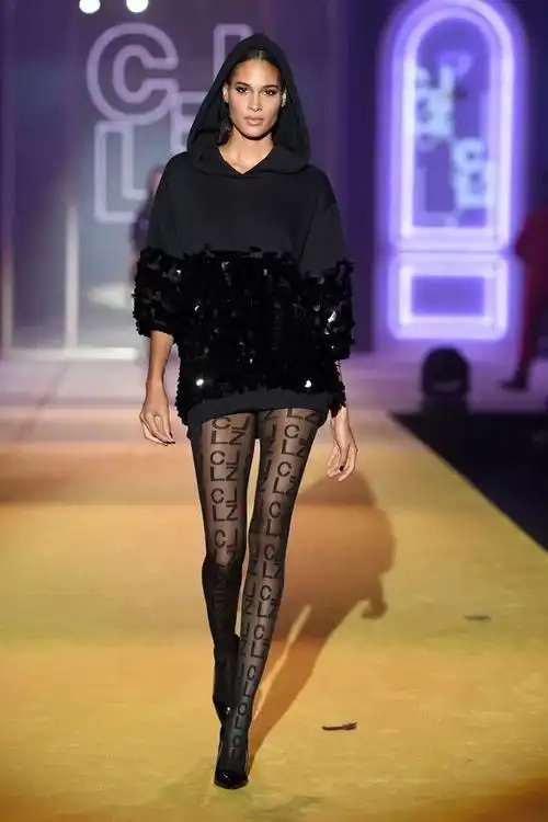 秀场上看到的calzedonia丝袜证明了2019年秋季紧身衣的真正威力_卡尔