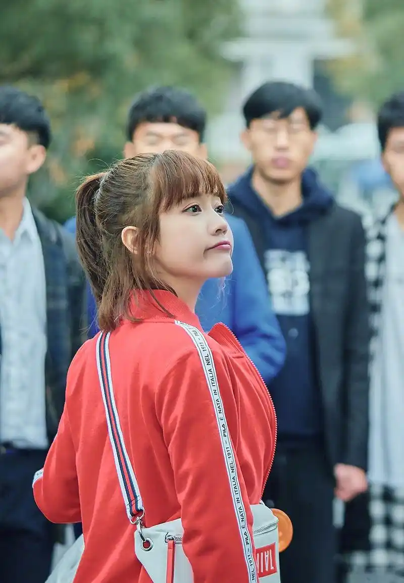 在《我的莫格利男孩》中,郑湫泓饰演的可爱吃货储时,简直把各种发型