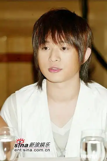 图文:南拳妈妈发新碟 南拳妈妈宇豪神情自信