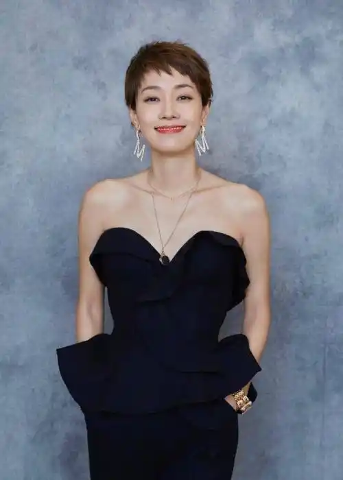 原创43岁马伊琍穿手工碎花裙,这气质配得上华鼎奖最佳女主,减龄时髦_