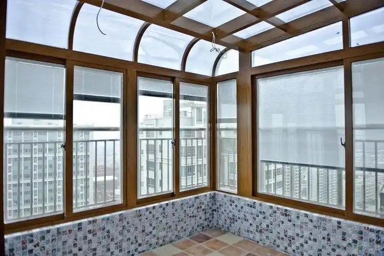 封一半折叠玻璃窗装一半,开放式阳台这样封,物业也不敢多说二字!