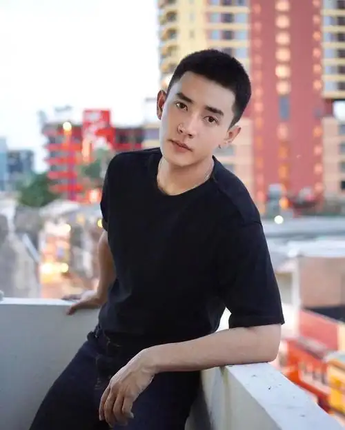 组图:留着寸发的英俊小奶狗,阳光帅气有活力,90后男生很有型!